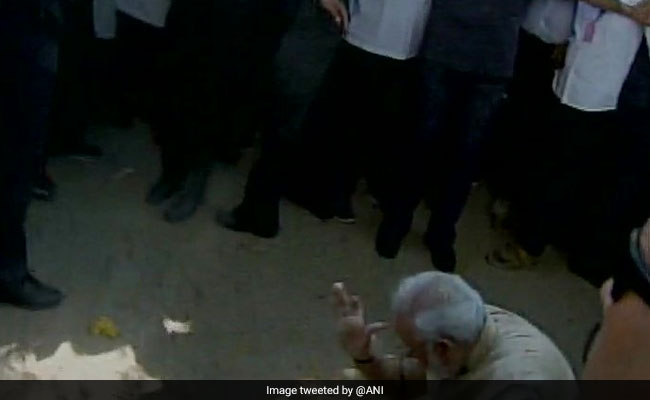 पीएम बनकर 'घर' पहुंचे नरेंद्र मोदी, स्कूल की मिट्टी को माथे पर लगाया, मेडिकल कॉलेज का किया उद्घाटन