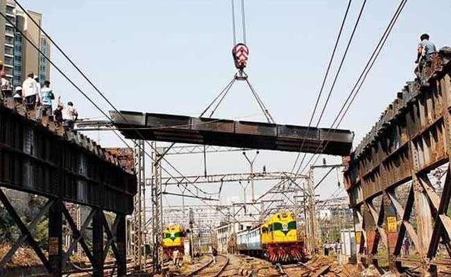 मुंबई : यहां जान जोखिम में डालकर पटरी पर चलने को मजबूर हैं लोग