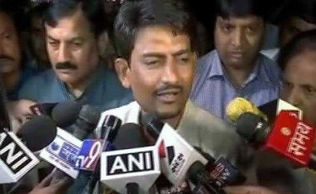 Congress's Alpesh Thakor Caught Showering Cash At Event, Defends Himself