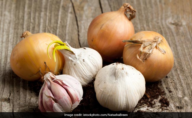 Garlic Water For Weight Loss: पेट और कमर की चर्बी से छुटकारा पाने के लिए रोजाना सुबह खाली पेट ऐसे पिएं लहसुन का पानी!