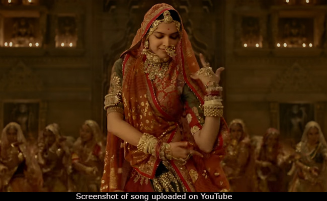 <I>Padmavati</i>: Twitter's Pleased With Deepika Padukone's <I>Ghoomar</i> Because It 'Celebrates Rajput Pride'