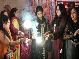 पाकिस्तान में मंदिर और सड़कों पर कुछ इस तरह मनाई जाती है दीवाली, देखें PHOTOS पाकिस्तान में मंदिर और सड़कों पर कुछ इस तरह मनाई जाती है दीवाली, देखें PHOTOS