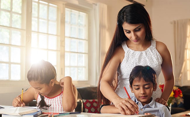 मां-बाप की बहुत ज्यादा सख्ती से भी बिगड़ सकते हैं बच्चे, जानिए स्ट्रिक्ट पेरेंटिंग का बच्चों पर पड़ने वाला नकारात्मक असर मां-बाप की बहुत ज्यादा सख्ती से भी बिगड़ सकते हैं बच्चे, जानिए स्ट्रिक्ट पेरेंटिंग का बच्चों पर पड़ने वाला नकारात्मक असर