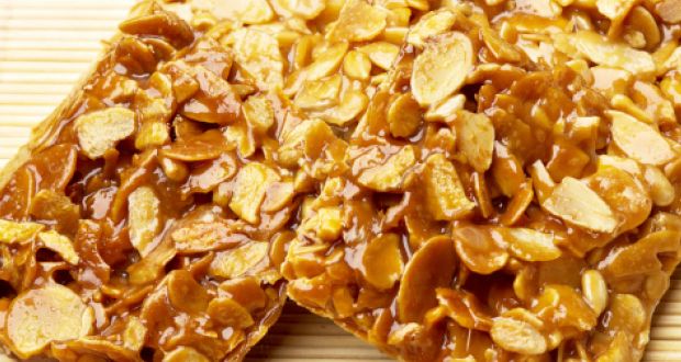 Peanut Chikki: सर्दी में घर पर कैसे बनाएं अपनी फेवरेट मूंगफली चिक्की- Video Inside