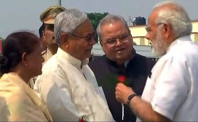 Before Red Rose Welcome For PM, Nitish Kumar's Hold-Up Triggers Red Faces