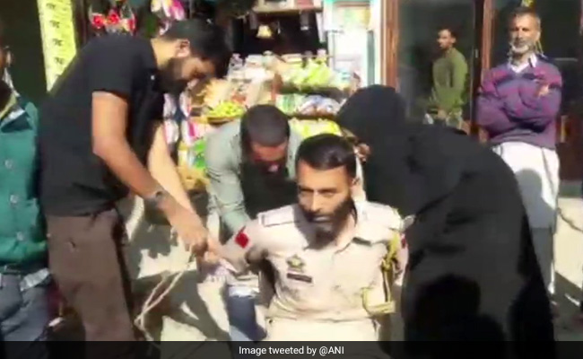 जम्मू कश्मीर के गांदेरबल में महिला की फोटो खींचने पर पुलिसकर्मी गिरफ्तार, मामला दर्ज