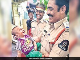 किडनैपरों से बची जान तो पुलिस को देख मुस्कुराने लगा यह 4 महीने का मासूम, फोटो हो रही है वायरल किडनैपरों से बची जान तो पुलिस को देख मुस्कुराने लगा यह 4 महीने का मासूम, फोटो हो रही है वायरल