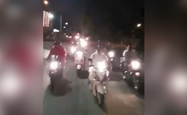 दीवाली पर दोस्‍तों के साथ स्‍कूटर से घूमे झारखंड के सीएम रघुबर दास, नहीं पहना था हेलमेट