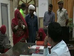 राजस्थान : देवी गीत ठीक से नहीं गाने को लेकर लोक कलाकार की हत्या, 25 परिवार गांव छोड़ने को मजबूर राजस्थान : देवी गीत ठीक से नहीं गाने को लेकर लोक कलाकार की हत्या, 25 परिवार गांव छोड़ने को मजबूर