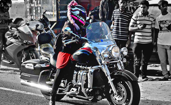 दिल्ली की सड़कों पर क्या आपने देखी है हिजाबी बाइकर... यहां देखिए...