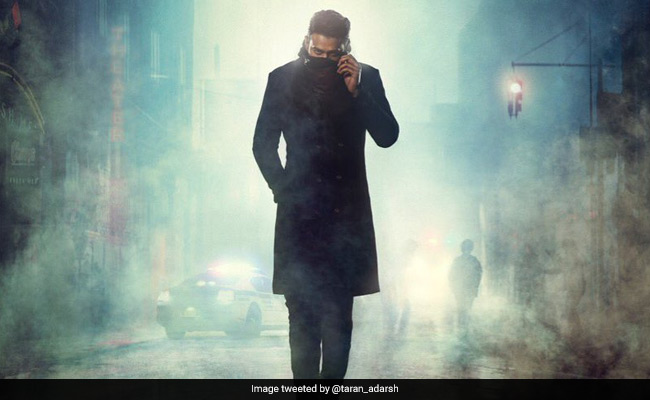 Saaho First Look: अब तलवार के साथ नहीं सूट-बूट में नजर आएंगे 'बाहुबली' प्रभास