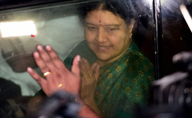 VK Sasikala Visits Husband Natarajan At Hospital Chennai