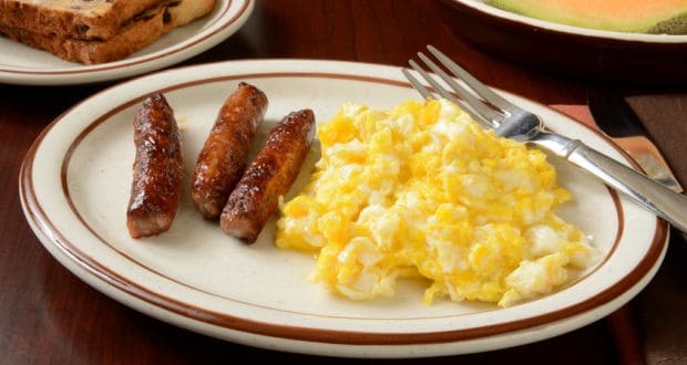 scrambled eggs with chicken sausages