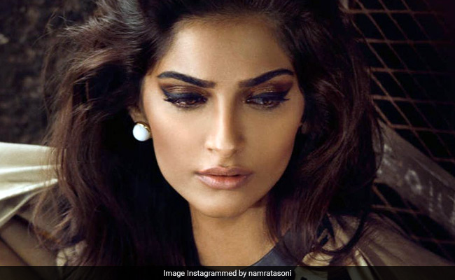 How To Do Sonam Kapoor's Smokey Cat-Eye Makeup For Diwali