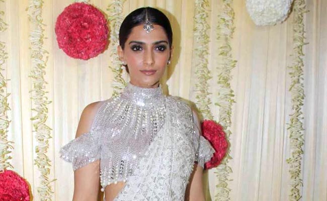 Sonam Kapoor's Smokey Eyes: Try This Diwali Makeup Look!