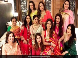 Photos: इनके घर श्रीदेवी-शिल्पा शेट्टी ने मनाया करवा चौथ का जश्न, वरुण धवन की भाभी भी दिखीं Photos: इनके घर श्रीदेवी-शिल्पा शेट्टी ने मनाया करवा चौथ का जश्न, वरुण धवन की भाभी भी दिखीं