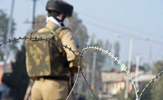 श्रीनगर में दरगाह की सुरक्षा कर रहे पुलिसकर्मी की राइफल आतंकियों ने छीनी
