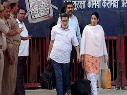 Nupur Talwar Breaks Down As She Enters Noida Home After Release From Jail Nupur Talwar Breaks Down As She Enters Noida Home After Release From Jail