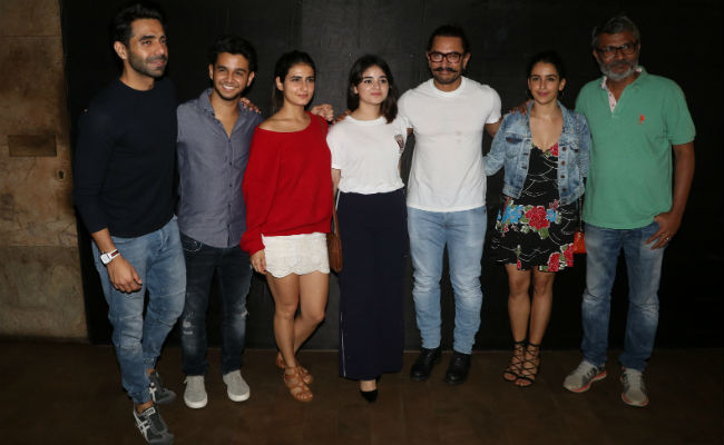 Aamir Khan, Zaira Wasim And Team <i>Dangal</i> Watch <i>Secret Superstar</i>