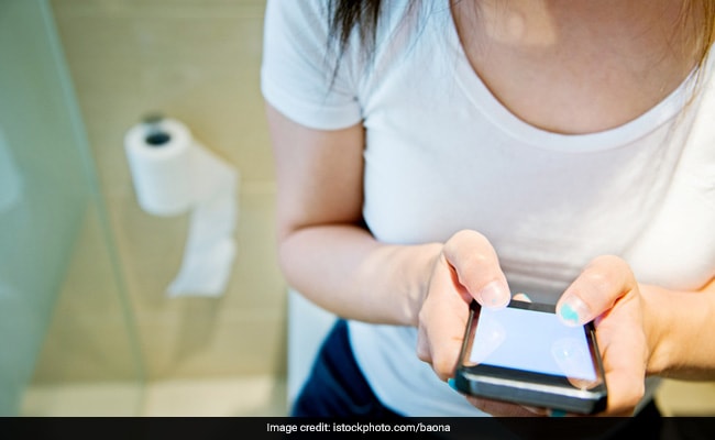 Using phone in toilet is dangerous - अगर आप भी टॉयलेट में फोन का इस्तेमाल  करते हैं तो ये खबर आपको पढ़ना जरूरी है