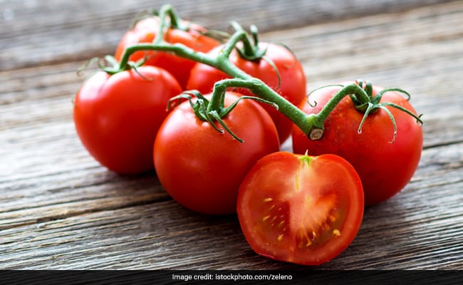 Eating Tomatoes and Apples May Help Keep Your Lungs Healthy: Study