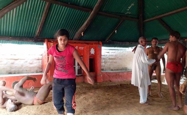 'PM के बनारस' में बदली 450 साल पुराने अखाड़े की परम्परा, अब लड़कियां भी सीख रही हैं कुश्ती