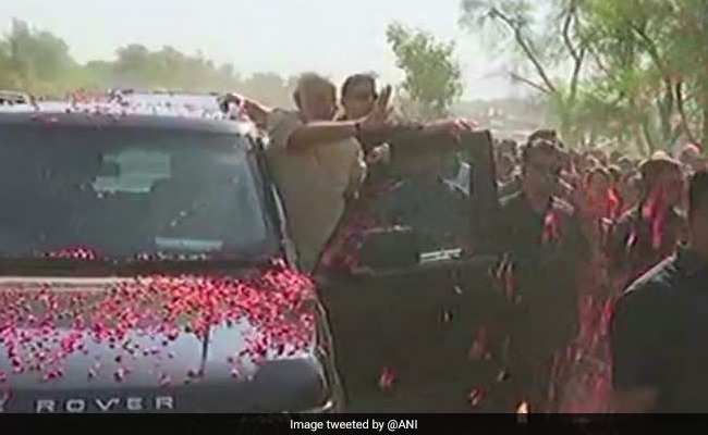 पीएम मोदी के स्वागत में कुछ ऐसे सजा वडनगर, हाटकेश्वर मंदिर में पीएम ने की पूजा