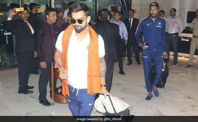 कानपुर में टीम इंडिया का हुआ ऐसा स्वागत, विराट-धोनी ने पहना योगी गमछा