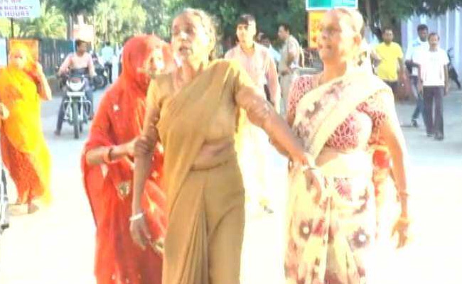 इटावा : महिला होमगार्ड बोलती रहीं मेरा बेटा चोर नहीं, पुलिसवाले पीटते रहे, हो गई मौत