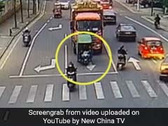 VIDEO: रिक्शे से बाहर गिरकर ट्रक के नीचे आया बच्चा, फिर जो हुआ उसे देख सभी हुए हैरान