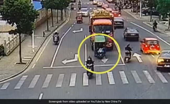 VIDEO: रिक्शे से बाहर गिरकर ट्रक के नीचे आया बच्चा, फिर जो हुआ उसे देख सभी हुए हैरान