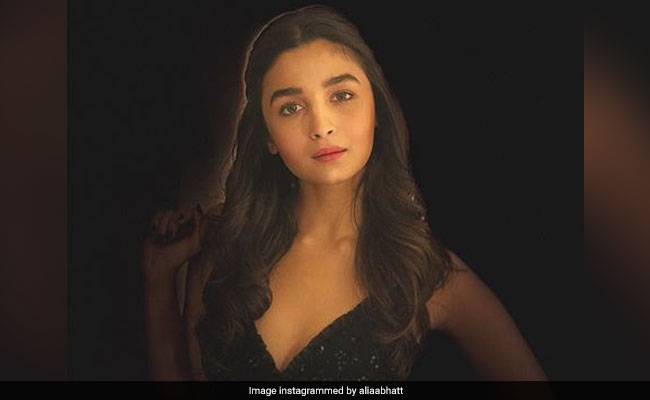 IFFI 2017: Alia Bhatt Looks Like A Goddess In This Black Gown