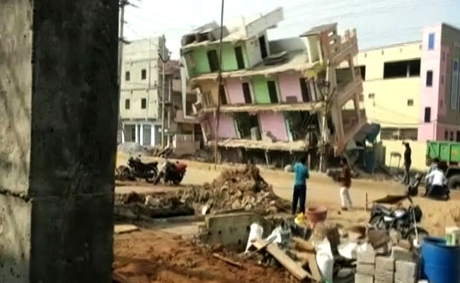 आंध्र प्रदेश में देखते ही देखते ताश के पत्तों की तरह ढह गई तीन-मंजिला इमारत