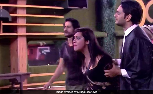 Bigg Boss 11: हिना और प्रियांक ने कही गंदी बातें तो अर्शी बोली- मैं अपने कपड़े फाड़ूंगी...