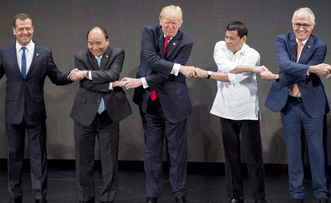 ASEAN 2017: Donald Trump Isn't The Only One Who Messed Up That Handshake