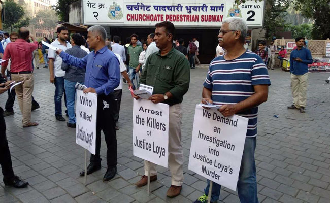 मुंबई : जस्टिस लोया की मौत की जानकारी देने के लिए सड़क पर उतरे लोग