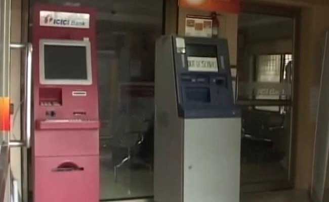 दर्जन भर लुटेरों ने ATM बूथ पर बोला धावा, गार्ड की जमकर पिटाई कर उखाड़ ले गए मशीन