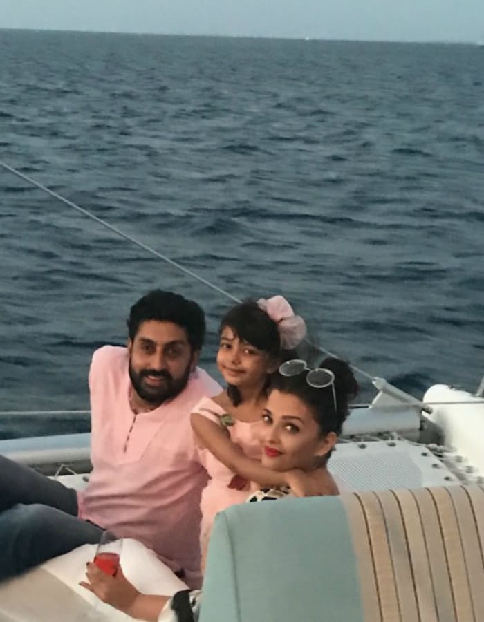 This Pic Of Aaradhya, Aishwarya And Abhishek Bachchan Is Going Viral