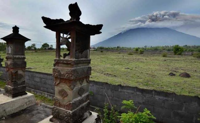 Bali Airport Re-opens Today, Volcano's Ash Now Shifts Direction