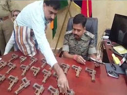 जमीन के नीचे बने कमरे में बनाए जा रहे थे हथियार, पुलिस ने पकड़ी 'गन फैक्ट्री' जमीन के नीचे बने कमरे में बनाए जा रहे थे हथियार, पुलिस ने पकड़ी 'गन फैक्ट्री'