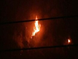 धुंध में लिपटी दिल्ली की मुश्किलें और बढ़ीं, भलस्वा लैंडफिल में आग से छाया टॉक्सिक धुआं धुंध में लिपटी दिल्ली की मुश्किलें और बढ़ीं, भलस्वा लैंडफिल में आग से छाया टॉक्सिक धुआं