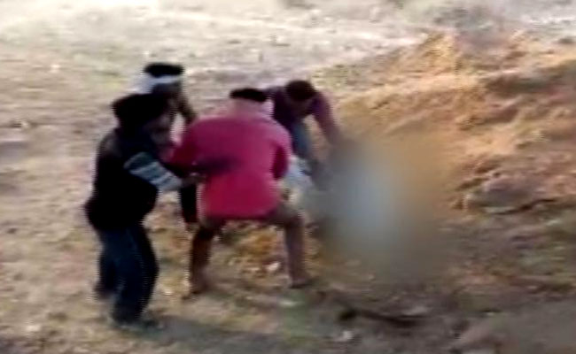 दबंगों की मर्जी के मुताबिक नहीं डाला वोट तो दलित टीचर को बेरहमी से पीटा