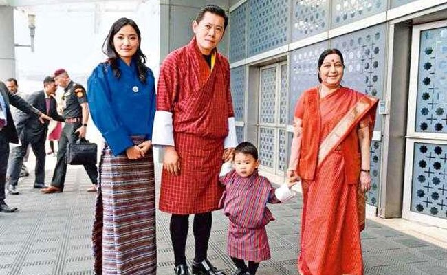 भूटान के नन्हे राजकुमार की क्यूटनेस पर फिदा हुए राष्ट्रपति कोविंद और विदेश मंत्री सुषमा स्वराज, फोटो वायरल भूटान के नन्हे राजकुमार की क्यूटनेस पर फिदा हुए राष्ट्रपति कोविंद और विदेश मंत्री सुषमा स्वराज, फोटो वायरल