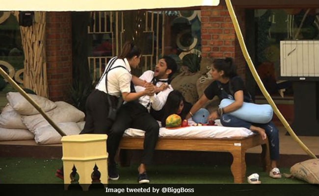 Bigg boss 11 full best sale episode 1