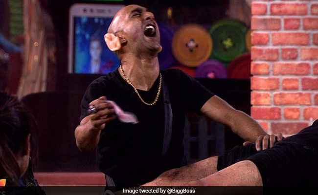 <i>Bigg Boss 11</i>, Written Update, November 28: Task Or Revenge? Lilliput Akash Dadlani Shows No Mercy