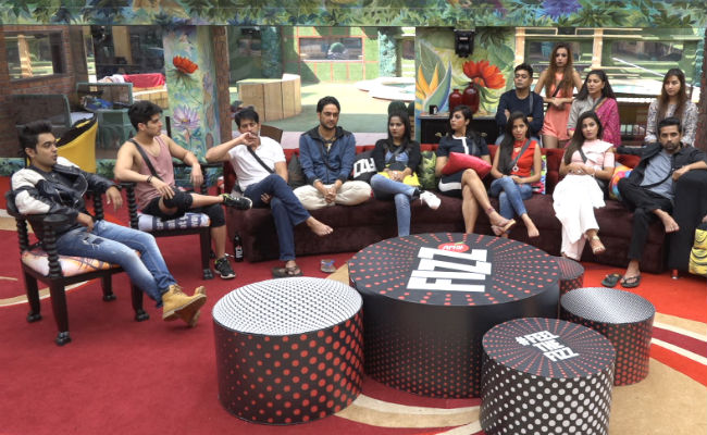 <i>Bigg Boss 11</i>, November 2: Two Contestants To Get <i>Kaalkothri</i> Punishment. A Special Power For Captain Luv Tyagi