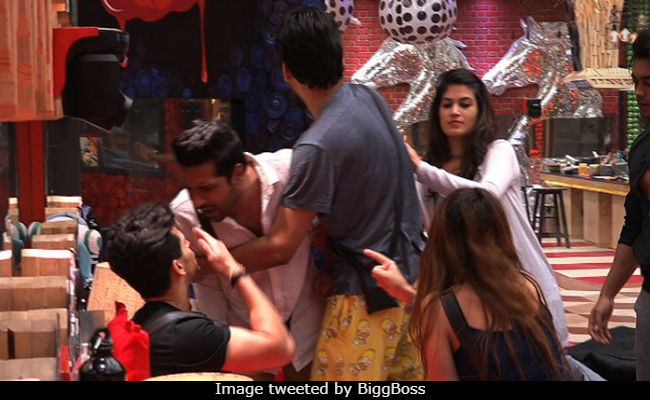 <I>Bigg Boss 11</i>, November 7: When Aakash Dadlani Tests Benafsha Soonawallah's Patience