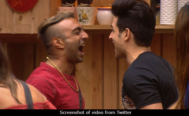 <I>Bigg Boss 11</i>, November 7, Written Update: Benafshah Pulls Aakash Dadlani's Hair