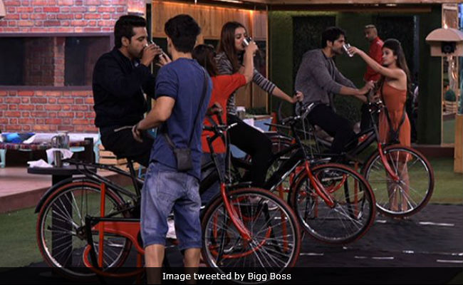 <i>Bigg Boss 11</i>, November 3, Written Update: Who Will Cycle Their Way To The Captaincy - Hiten Tejwani Or Puneesh Sharma?