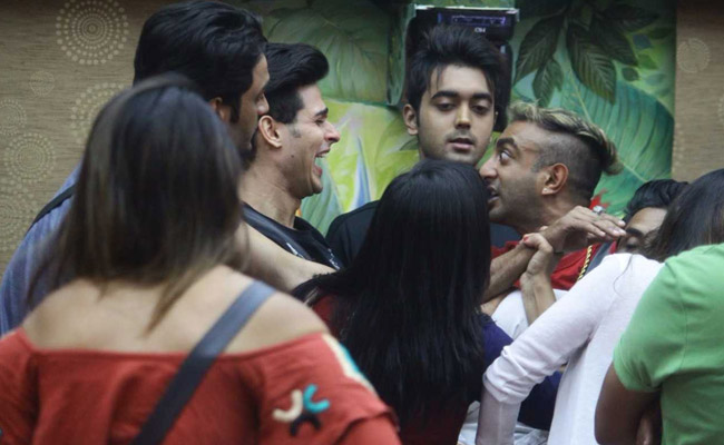 Bigg Boss 11: आकाश ने लव-प्रियांक को बताया ‘हिना के डॉगी’, बेनाफ्शा ने खींचे उसके बाल